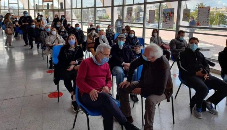 تونسيون ينتظرون الحصول على لقاح كورونا