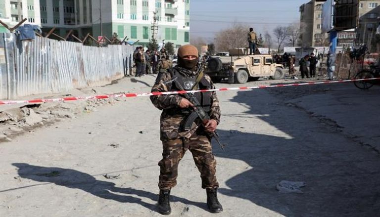 عناصر من الأمن الإفغاني ينتشرون في موقع هجوم سابق 