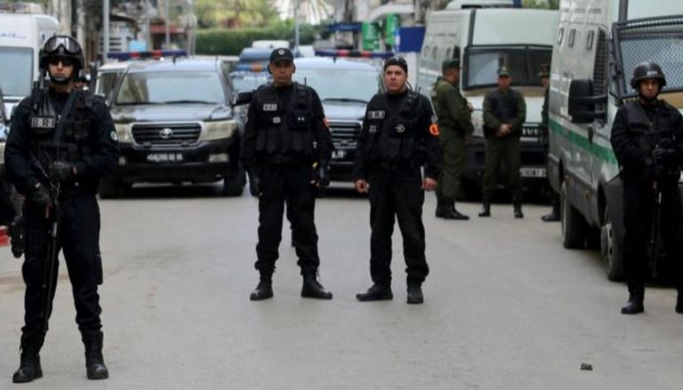 رجال شرطة يطبقون حظر التجوال في الجزائر (أرشيفية)
