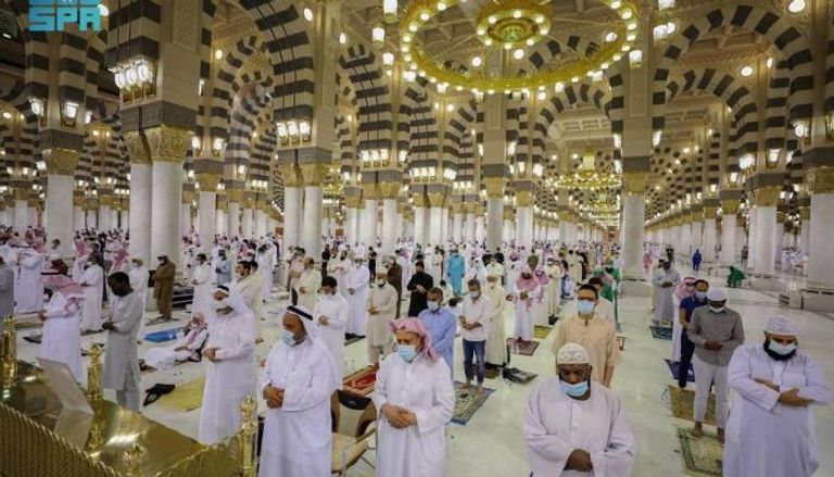 مصلون يؤدون الصلاة في المسجد النبوي