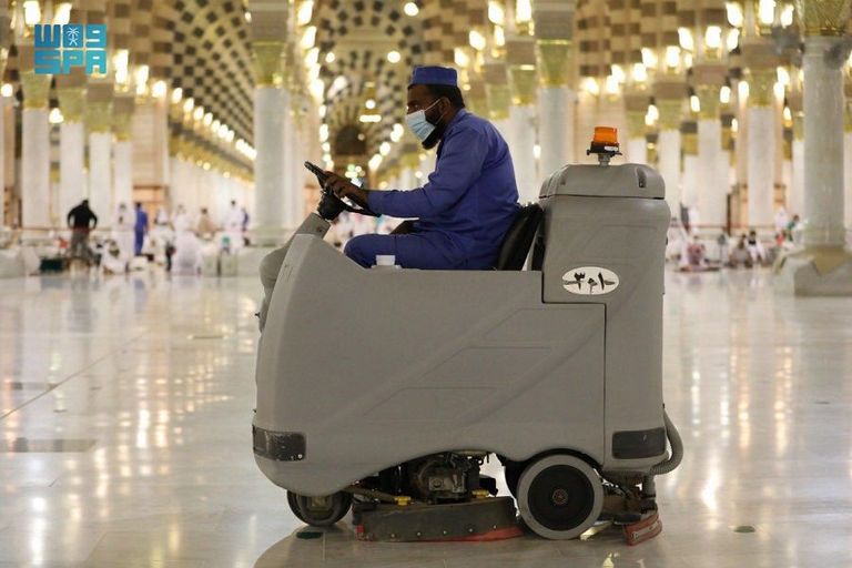 مصلون يؤدون الصلاة في المسجد النبوي