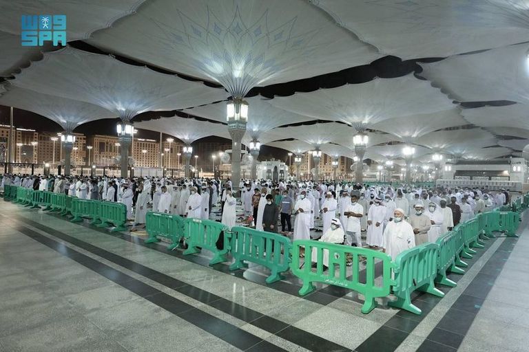 مصلون يؤدون الصلاة في المسجد النبوي