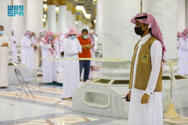 مصلون يؤدون الصلاة في المسجد النبوي