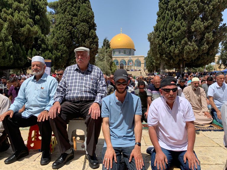 عشرات الآلاف يؤدون صلاة الجمعة الثالثة من رمضان بالمسجد الأقصى