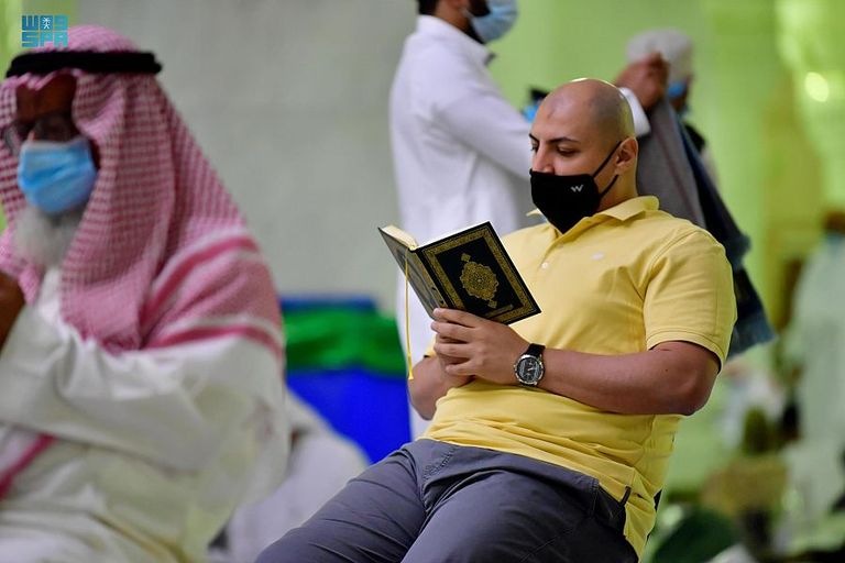 قاصدوا بيت الله الحرام ينعمون بأجواء إيمانية مع هطَول أمطار الخير والبركة شؤون الحرمين تكثف جهودها لإزالة آثار الأمطار التي هطلت اليوم على المسجد الحرام