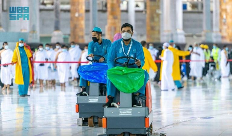 شؤون الحرمين تكثف جهودها لإزالة آثار الأمطار التي هطلت اليوم على المسجد الحرام شؤون الحرمين تكثف جهودها لإزالة آثار الأمطار التي هطلت اليوم على المسجد الحرام