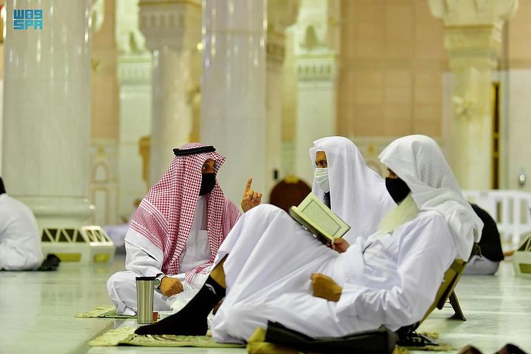 قاصدوا بيت الله الحرام ينعمون بأجواء إيمانية مع هطَول أمطار الخير والبركة شؤون الحرمين تكثف جهودها لإزالة آثار الأمطار التي هطلت اليوم على المسجد الحرام