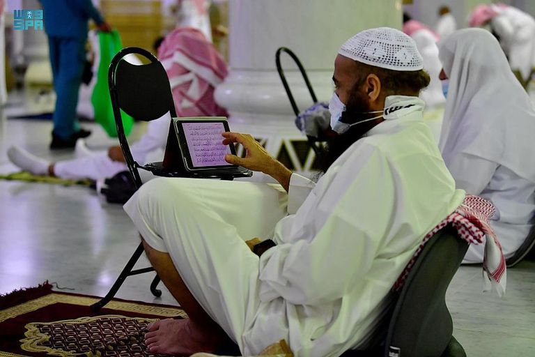 قاصدوا بيت الله الحرام ينعمون بأجواء إيمانية مع هطَول أمطار الخير والبركة شؤون الحرمين تكثف جهودها لإزالة آثار الأمطار التي هطلت اليوم على المسجد الحرام