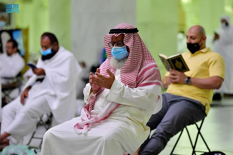 قاصدوا بيت الله الحرام ينعمون بأجواء إيمانية مع هطَول أمطار الخير والبركة شؤون الحرمين تكثف جهودها لإزالة آثار الأمطار التي هطلت اليوم على المسجد الحرام