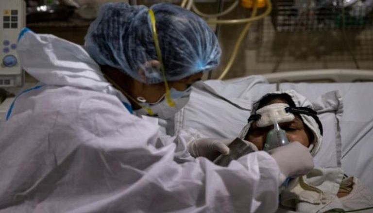 مريض كورونا يخضع للتنفس الصناعي في مستشفى بالهند
