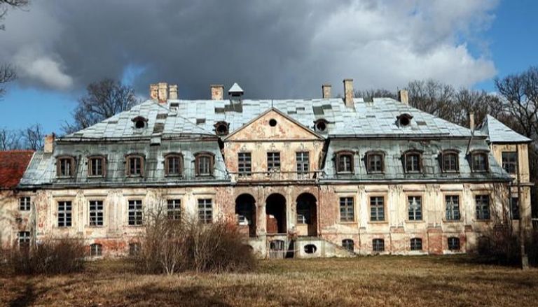 الباحثون عن الكنوز يصلون لذهب هتلر بقصر في بولندا - ديلي ميل