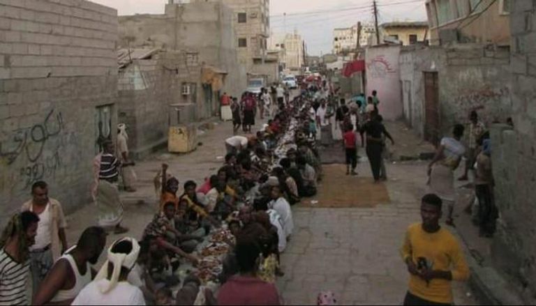 مائدة الرحمن لإفطار الصائمين تمتد لعشرات الأمتار في اليمن