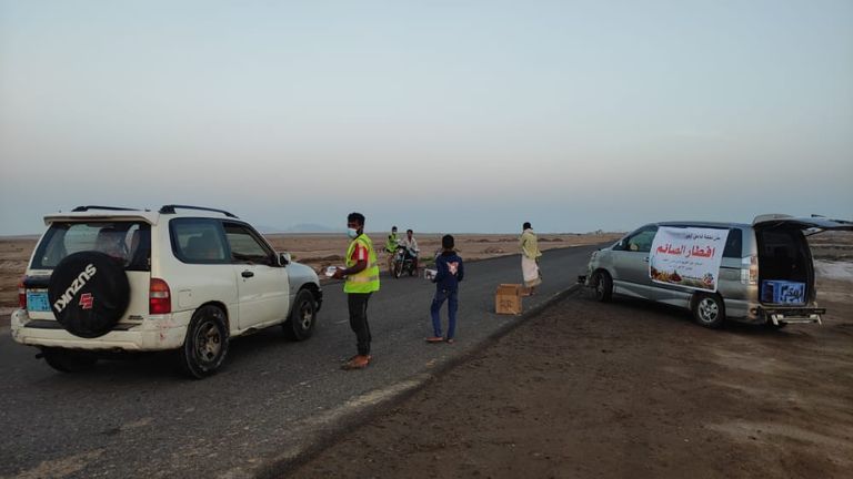 مائدة الرحمن لإفطار الصائمين تمتد لعشرات الأمتار في اليمن