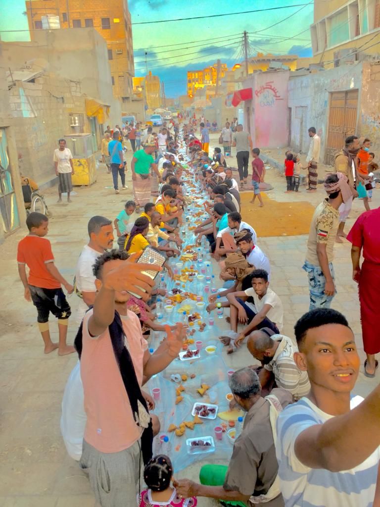 مائدة الرحمن لإفطار الصائمين تمتد لعشرات الأمتار في اليمن