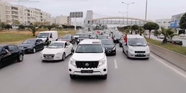 بالسيارات.. مسيرة