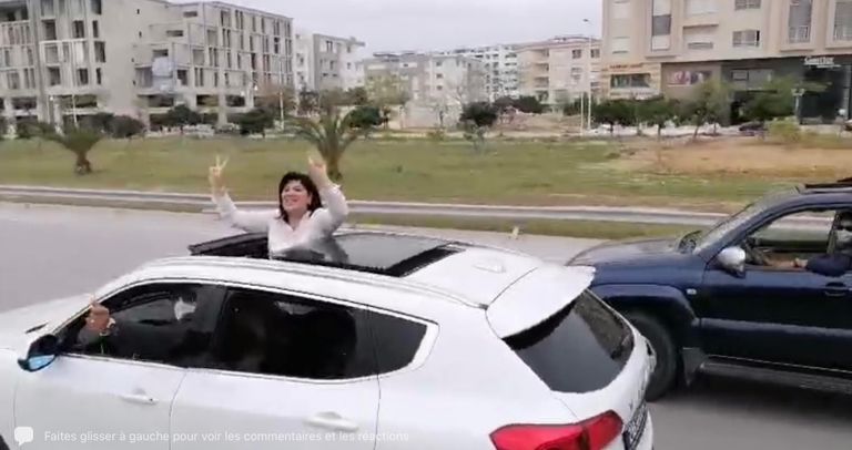 بالسيارات.. مسيرة 