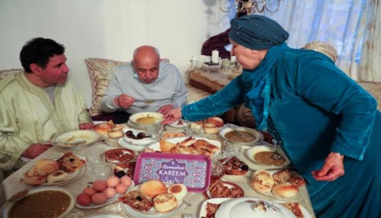 عائلة عزيز المجاهد يتناولون الإفطار مع أصدقائهم