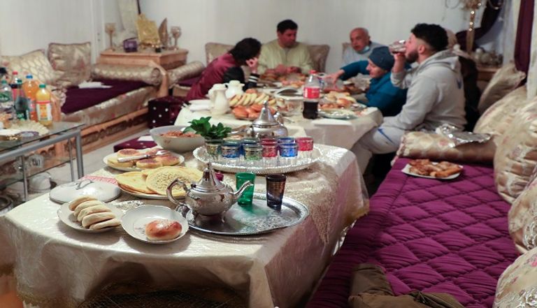 عائلة عزيز المجاهد يتناولون الإفطار مع أصدقائهم