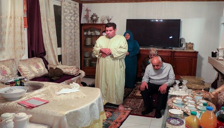 عائلة عزيز المجاهد يتناولون الإفطار مع أصدقائهم