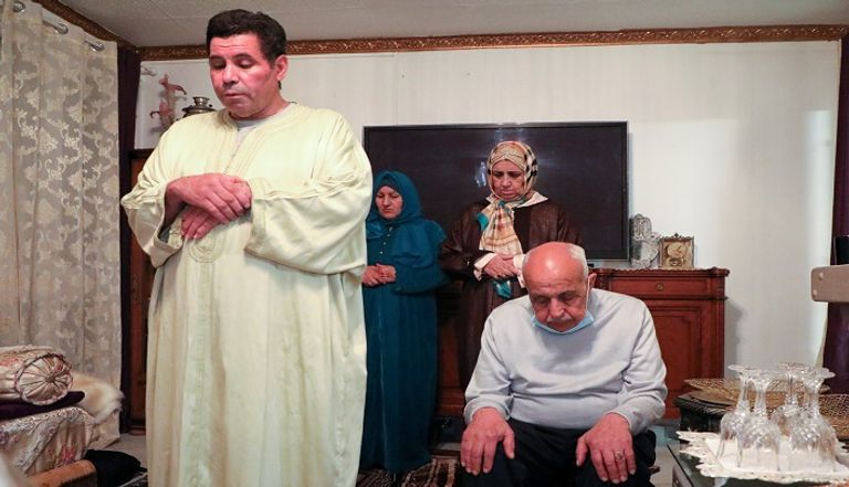 عائلة عزيز المجاهد يتناولون الإفطار مع أصدقائهم