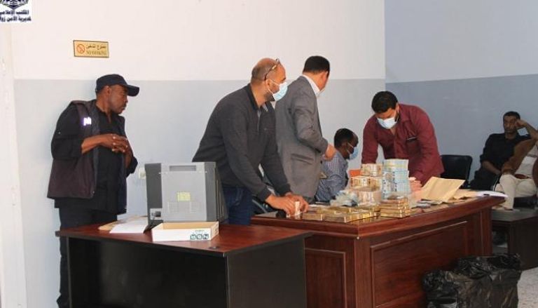 الأمن الليبي خلال فحص المضبوطات وتسليمها للبنك المركزي