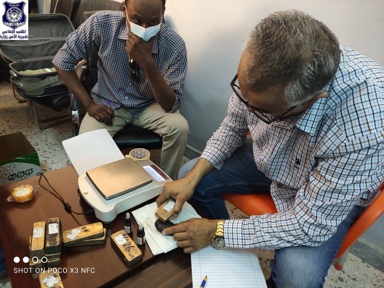 الأمن الليبي خلال فحص المضبوطات وتسليمها للبنك المركزي