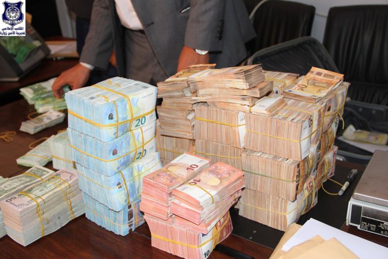الأمن الليبي خلال فحص المضبوطات وتسليمها للبنك المركزي