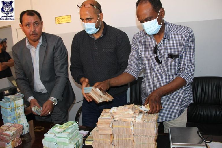 الأمن الليبي خلال فحص المضبوطات وتسليمها للبنك المركزي