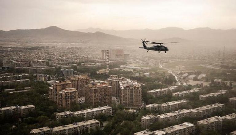 طائرة بلاك هوك أمريكية تحلق فوق العاصمة الأفغانية كابول