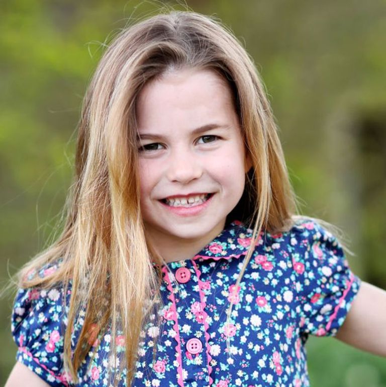 ظهر شعر شارلوت الطويل منسدلا في الصورة التي التقطتها والدتها دوقة كامبريدج الأميرة البريطانية شارلوت