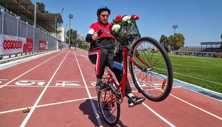 جانب من تدريب الفتيات على ركوب الدراجات بغزة
