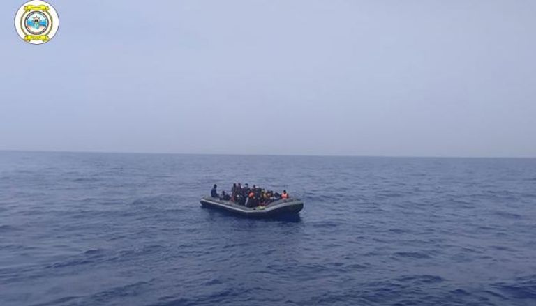 قارب المهاجرين الذي تم إنقاذه غربي ليبيا