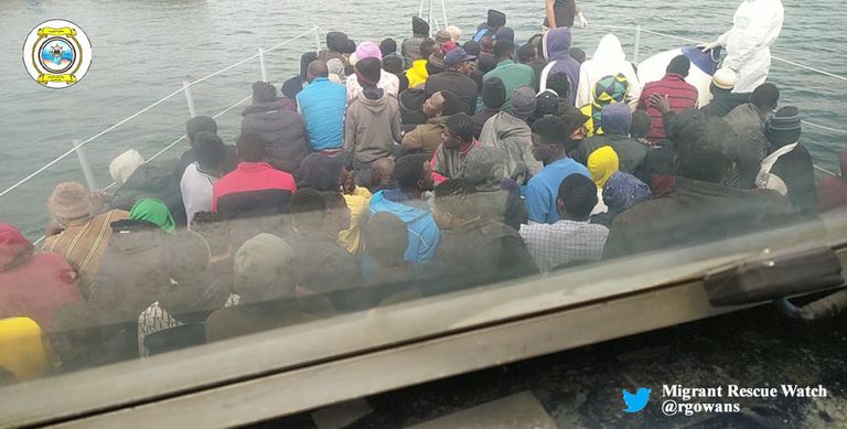 قارب المهاجرين الذي تم إنقاذه غربي ليبيا