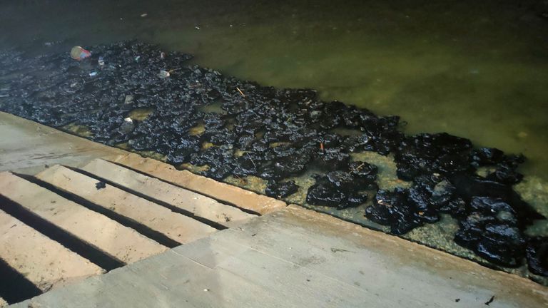 تسرب نفطي يلوث كورنيش طبرق في ليبيا