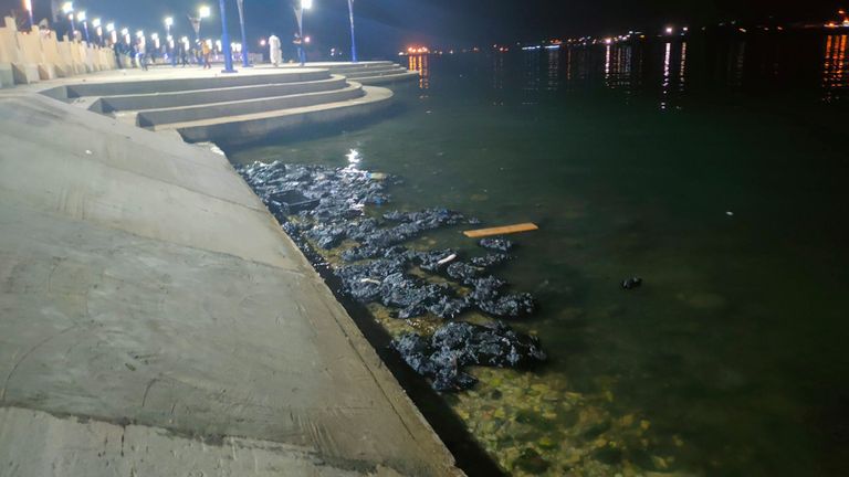 تسرب نفطي يلوث كورنيش طبرق في ليبيا