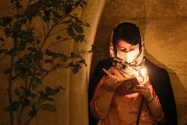 جانب من احتفالات عيد القيامة داخل كنيسة