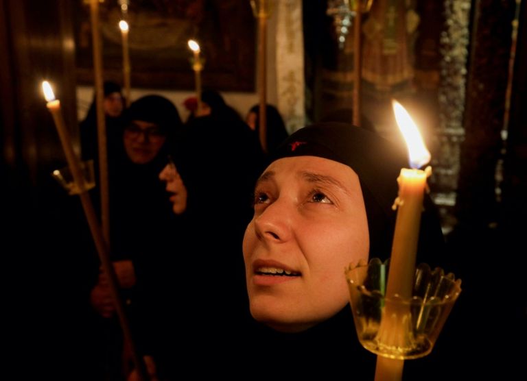 جانب من احتفالات عيد القيامة داخل كنيسة