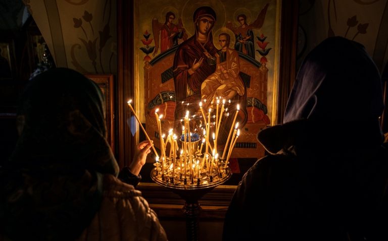 جانب من احتفالات عيد القيامة داخل كنيسة