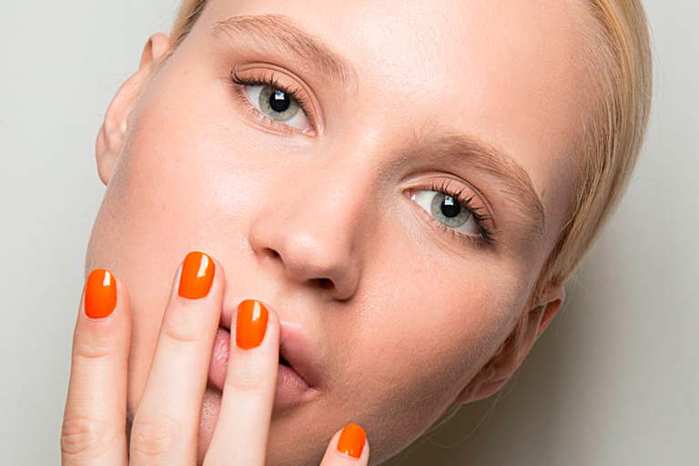 اللون البرتقالي يمنح إطلالة مشرقة