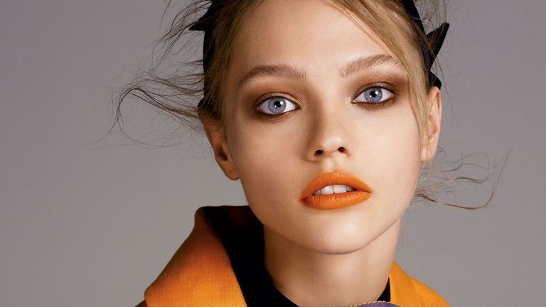 اللون البرتقالي يمنح إطلالة مشرقة