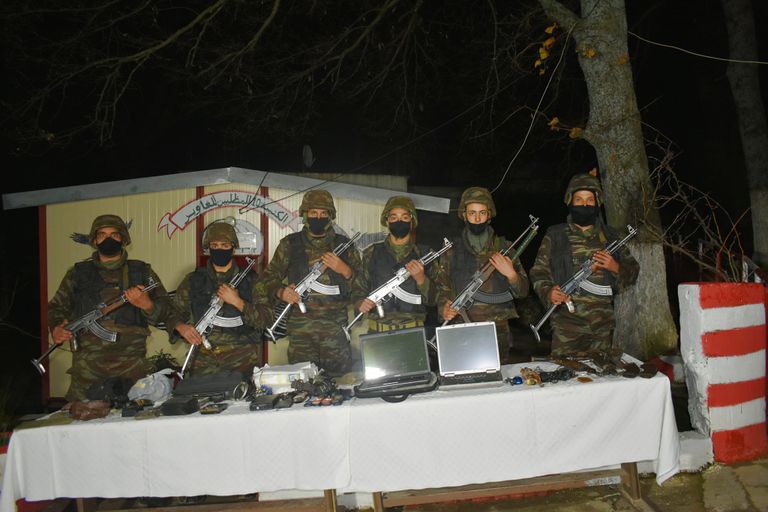 أسلحة عسكرية ضبطها الجيش الجزائري شرق البلاد قوات من الجيش الجزائري في عملية عسكرية ضد معاقل الإرهابيين في 2021- أرشيفية