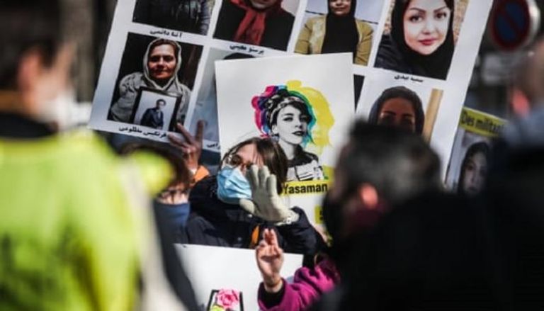 صور لعدد من المعتقلات الإيرانيات رفعت خلال مظاهرة في باريس