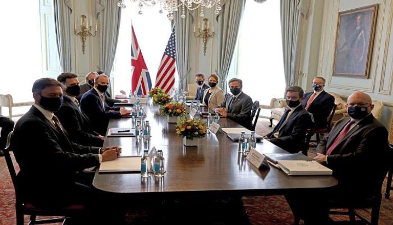 وزير الخارجية الأمريكي على طاولة مباحثات في لندن