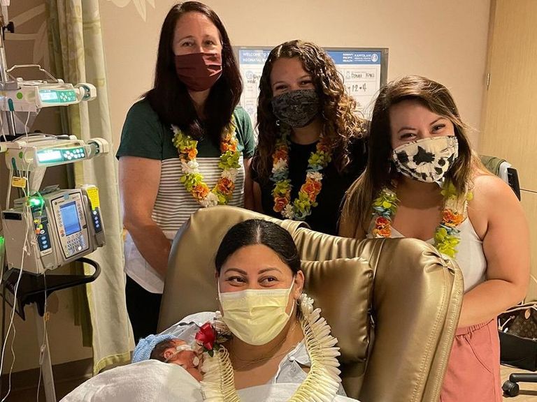 الأم لافينيا مونجا بعد ولادتها لطفلها المفاجأة ريموند