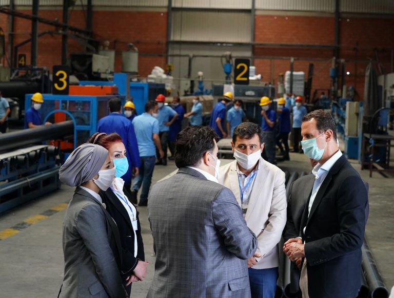 الأسـد خلال زيارة أحد المصانع في حمص الأسد خلال زيارة أحد المصانع في حمص