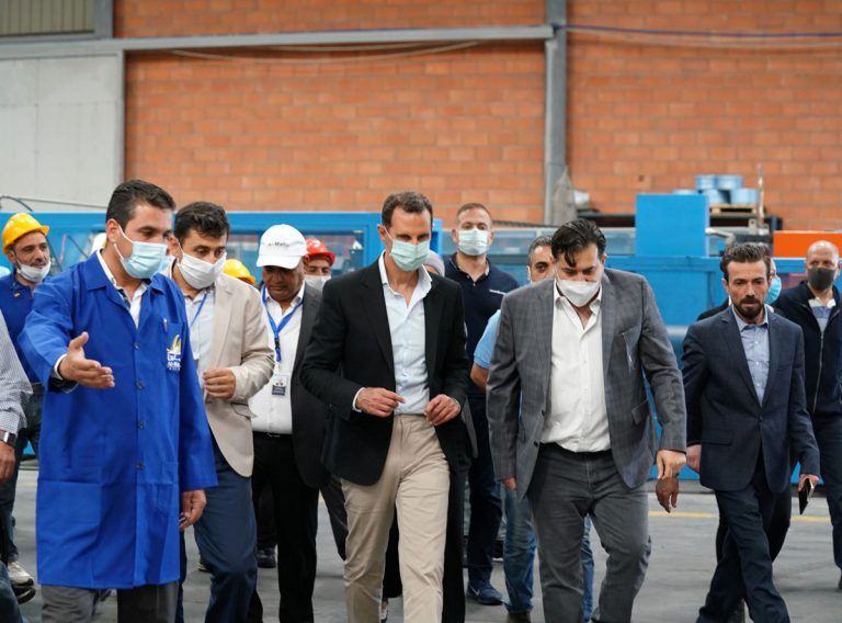 الأسد خلال زيارة أحد المـصانع في حمص الأسد خلال زيارة أحد المصانع في حمص
