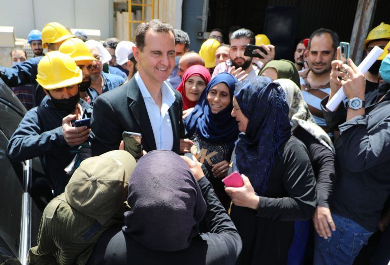 الأسد خلال زيارة أحد المصانع في حمص  الأسد خلال زيارة أحد المصانع في حمص