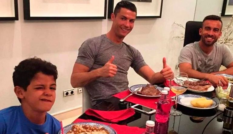 رونالدو يتناول الغذاء كريستيانو رونالدو وليونيل ميسي