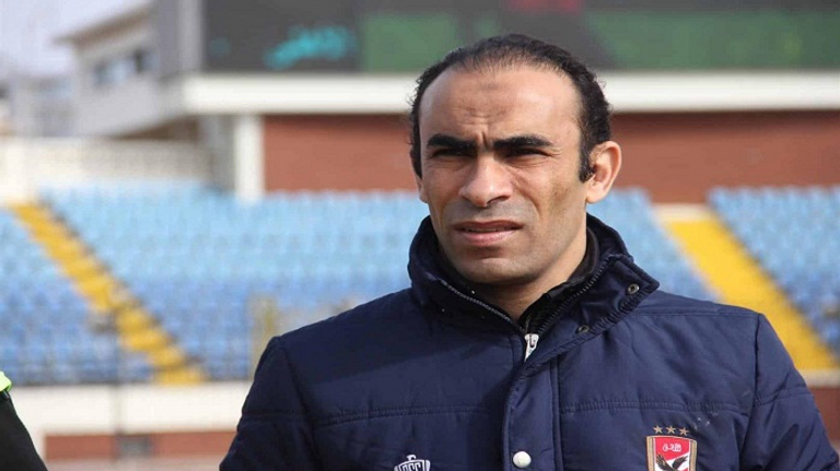 سيد عبدالحفيظ مدير الكرة بالأهلي من مباراة غزل المحلة ضد الأهلي في الدوري المصري