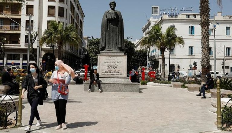 تونسيون وسط العاصمة - رويترز